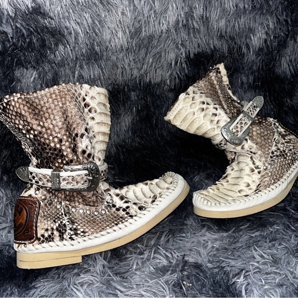 Hector Riccione boots stunning authentic snake print leather ankle booties. - Picture 2 of 4